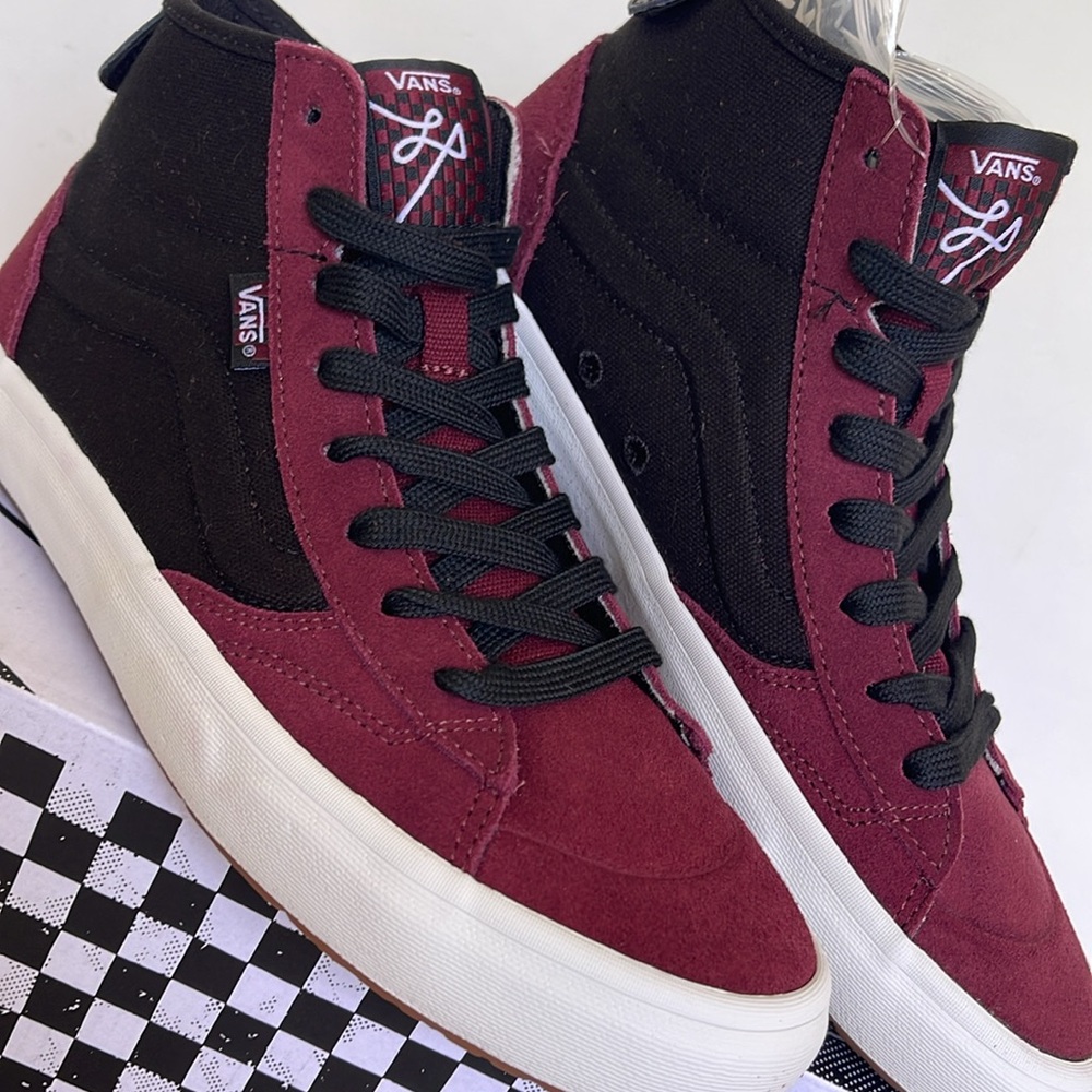 Vans WMNS The Lizzie Port/Black
VN0A4BX102Y
Sneakers - Picture 7 of 16